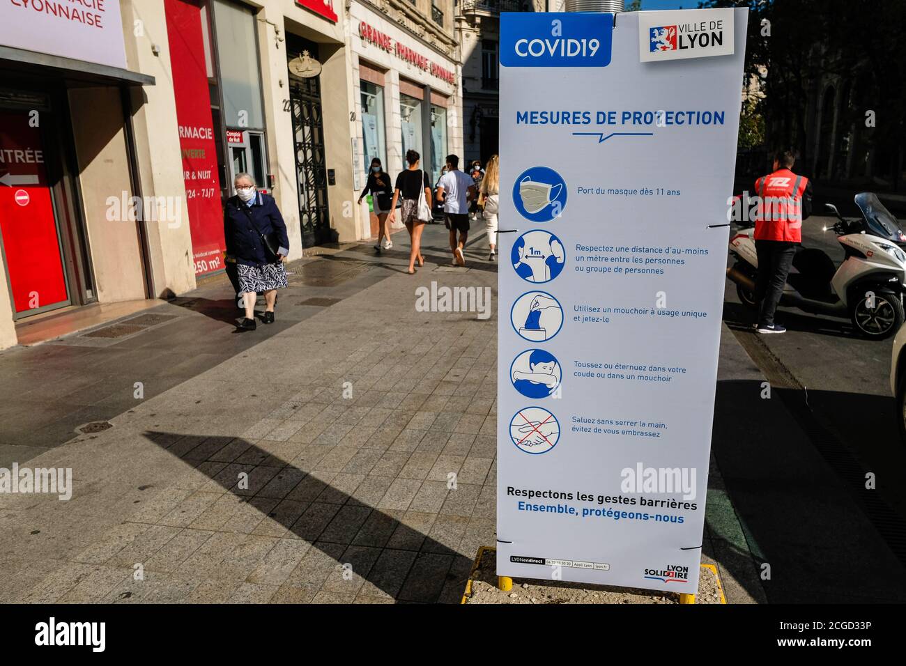 Il 10/09/2020, Lione, Auvergne-Rhône-Alpes, Francia. Pannello informativo contro covid19 nelle strade della città di Lione Foto Stock