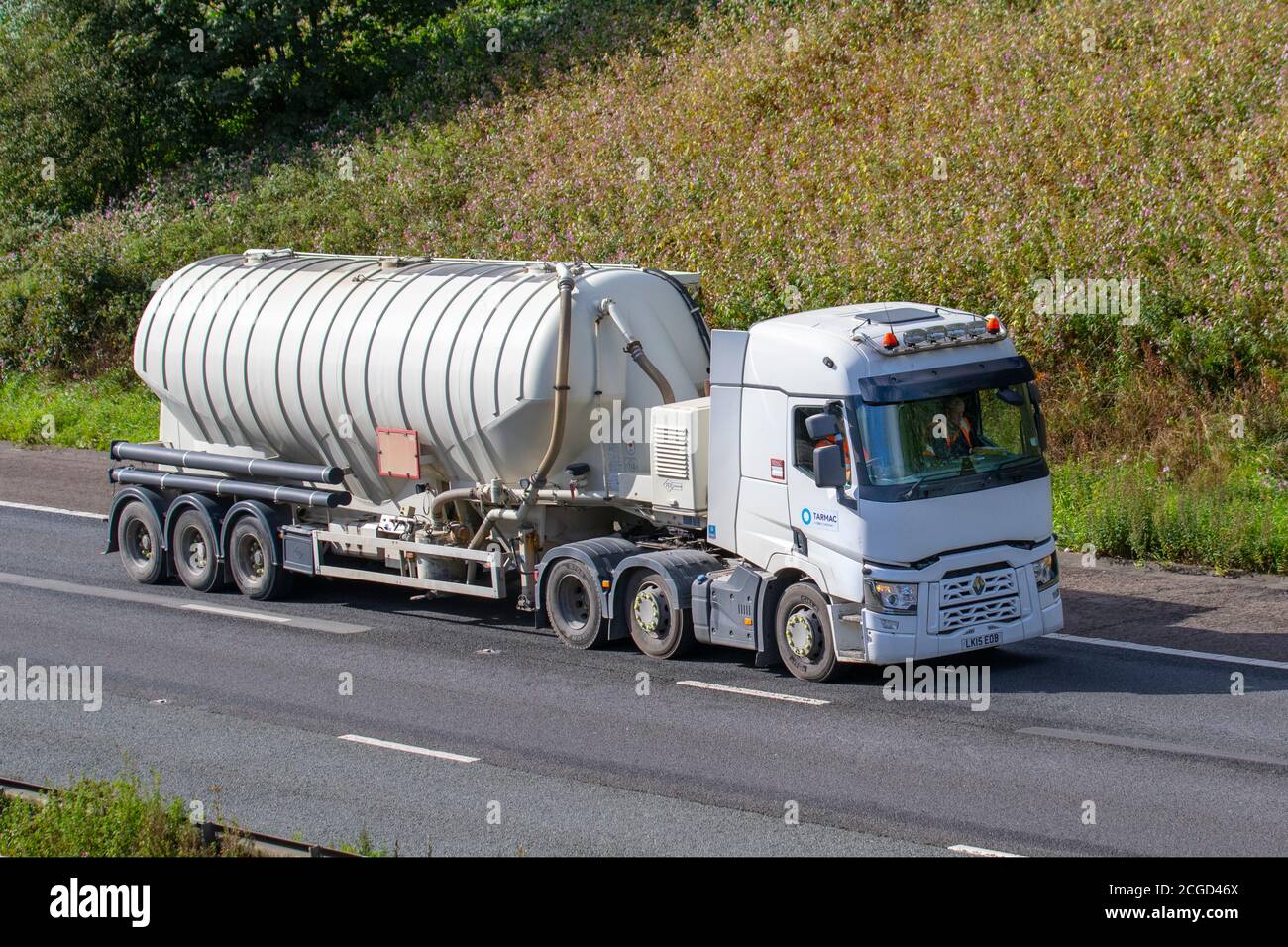 Tarmac CRH Company operazioni di cemento a polvere secca; autocarri per la consegna di merci, autocarri, trasporti, autocarri Renault, cargo, veicoli, industria europea dei trasporti commerciali HGV, M6 a Manchester, UK Foto Stock