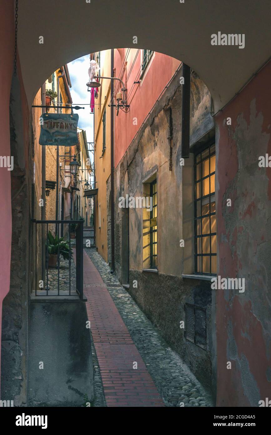 Strada stretta nella parte storica del centro storico di Cervo in Liguria nel Nord Italia, Europa Foto Stock