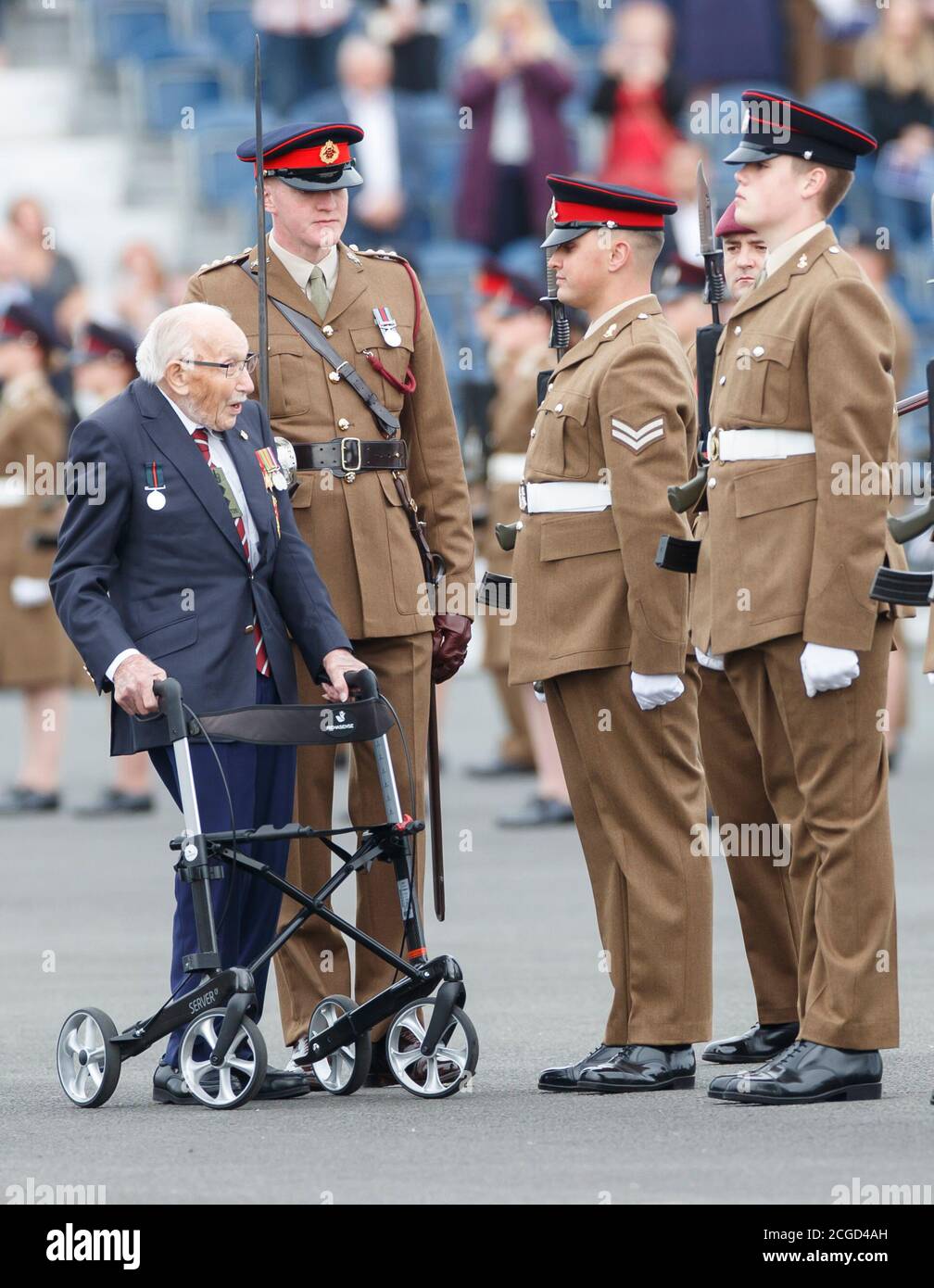 Nel ruolo di Chief Inspecting Officer, il Capitano Sir Tom Moore, ispeziona i soldati junior durante la loro Graduation Parade durante una visita all'Army Foundation College di Harrogate, North Yorkshire, dove è colonnello onorario dell'istituto di addestramento militare del nord. Foto Stock