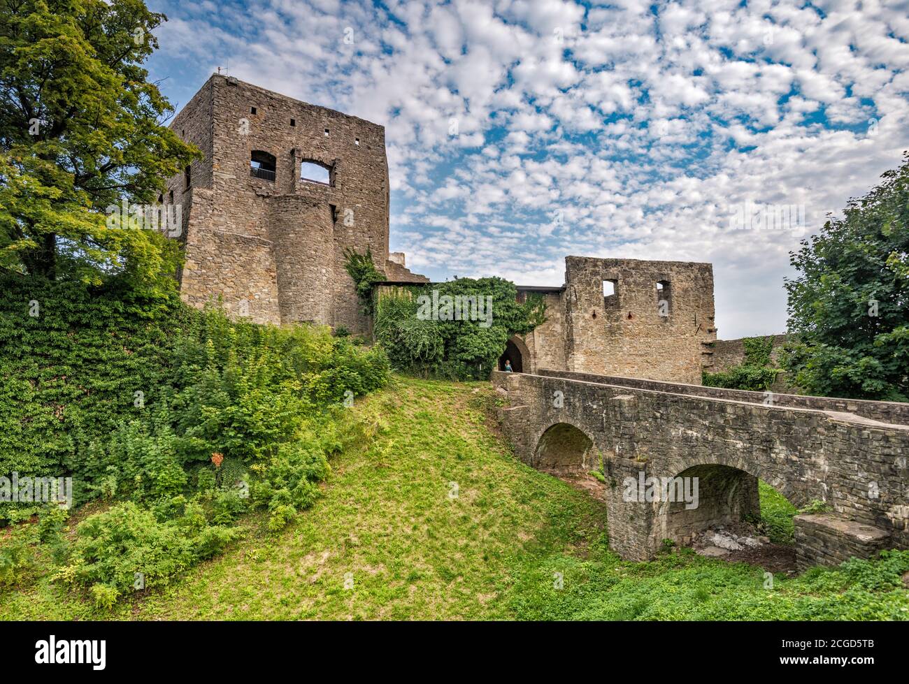 Ponte, Quinta porta, che conduce alla sezione interna del castello di Hukvaldy, Moravia, Moravia-Regione della Slesia, Repubblica Ceca Foto Stock