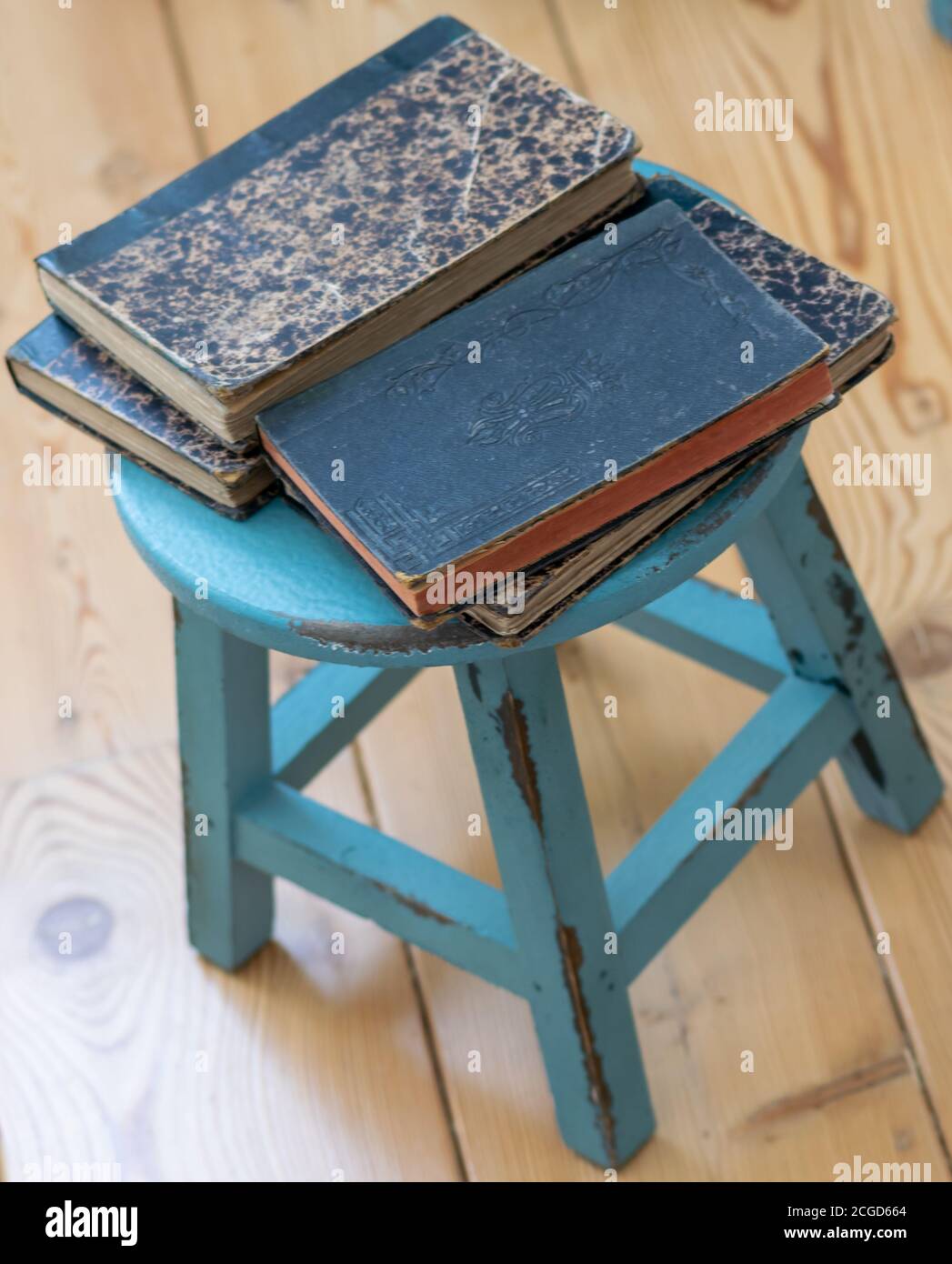 Vecchi libri su una panchina di legno blu d'annata Foto Stock