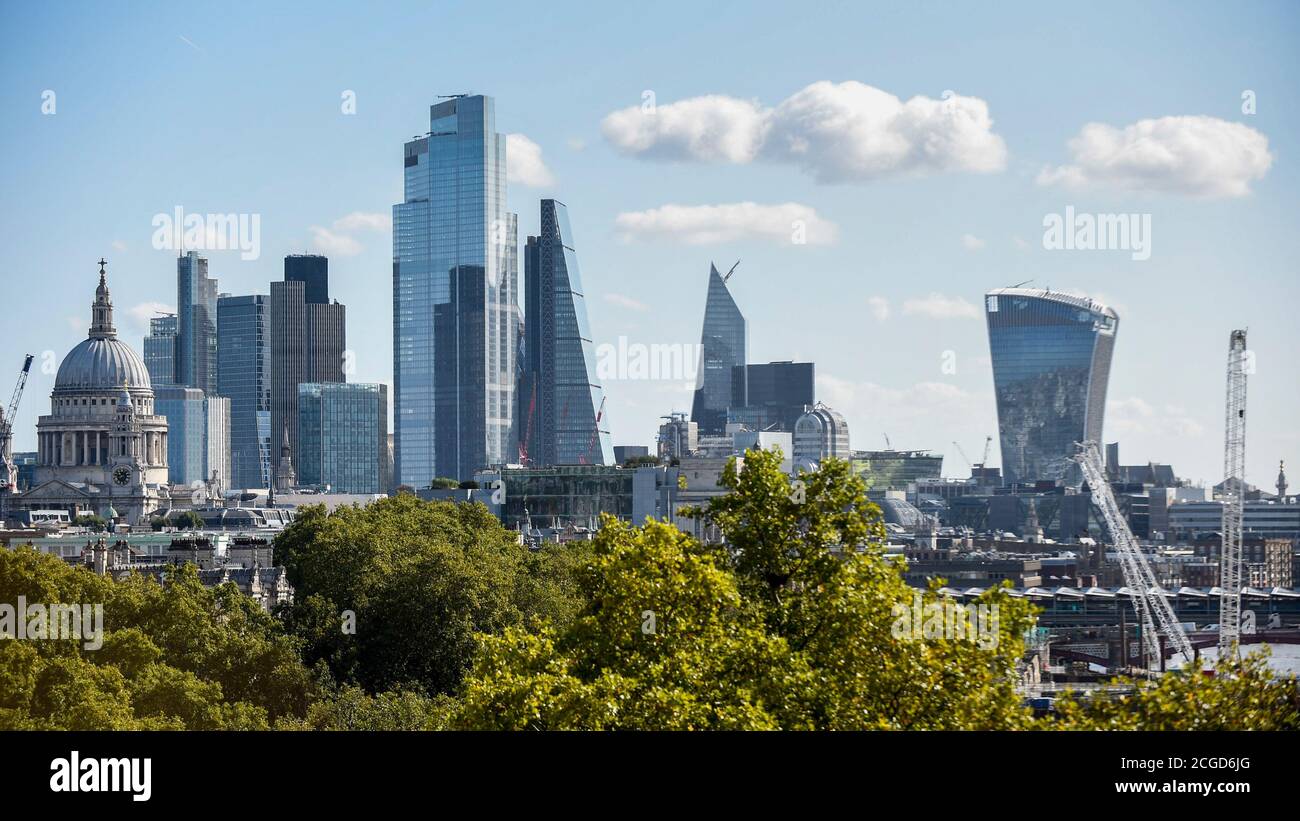 Londra, Regno Unito. 10 settembre 2020. Tempo nel Regno Unito: Una vista del London Eye e del Parlamento in una bella giornata. La previsione è per le temperature più calde nei prossimi giorni. Credit: Stephen Chung / Alamy Live News Foto Stock