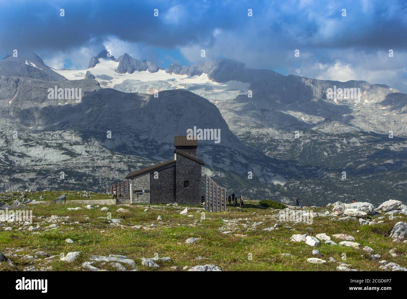 Paesaggio panoramico estivo delle Alpi austriache dal monte Krippenstein. Vista della catena montuosa Dachstein a Obertraun, Austria, Europa. Foto Stock