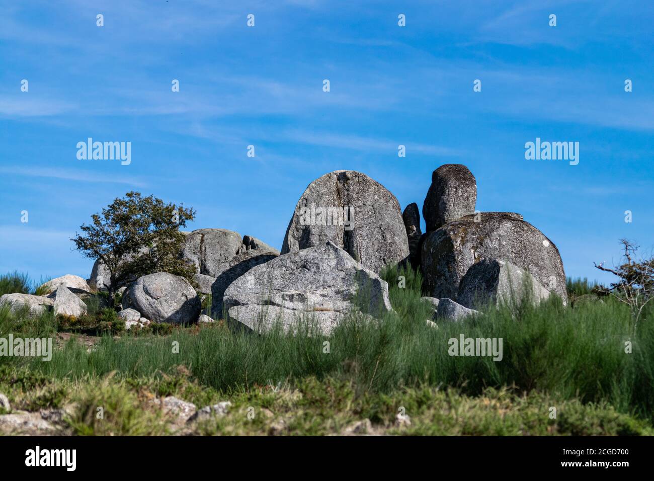 Bellissimo gruppo granitico Boulder a Refóios do Lima a piedi in montagna Foto Stock