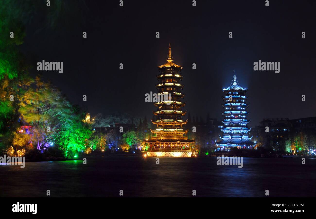 Le Pagode del Sole e della Luna a Guilin, provincia di Guangxi, Cina. Queste pagode gemelle fanno parte dello scenario del lago Shan (Shanhu) nel centro di Guilin. Foto Stock