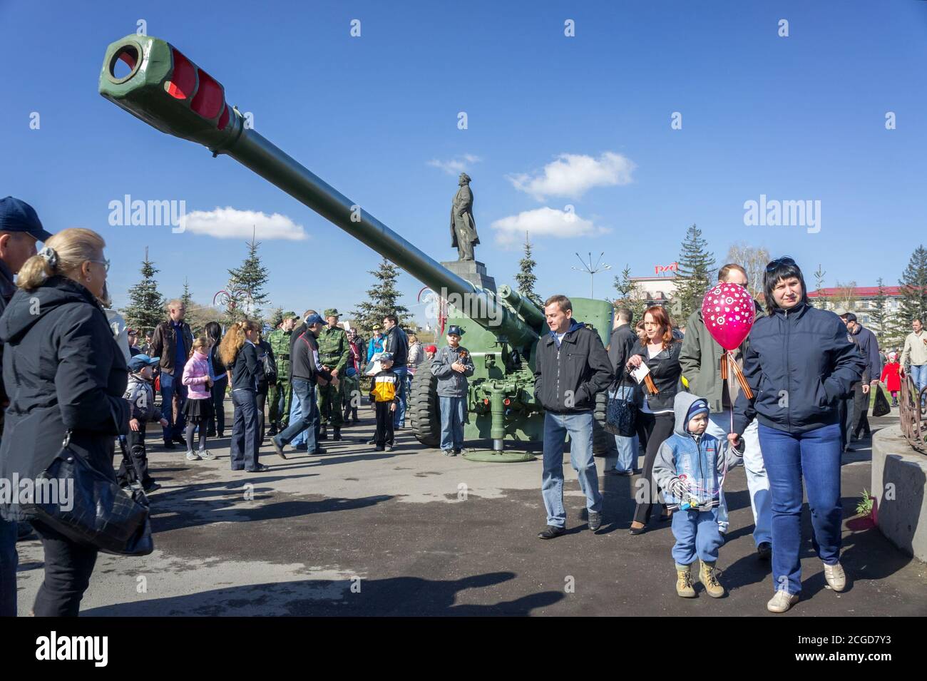 La gente cammina sulla piazza centrale di Krasnoyarsk tra la mostra di artiglieria Big Guns, durante la celebrazione della Giornata della Vittoria della seconda Guerra Mondiale. Foto Stock