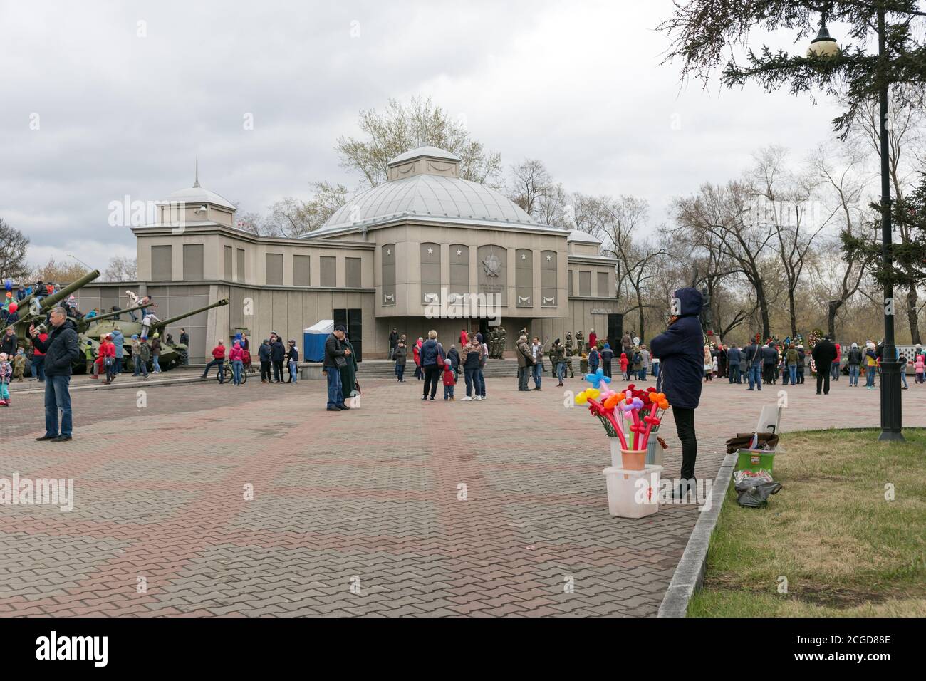 Commercio di fiori sulla piazza di fronte alla costruzione del museo della Victory Memorial durante la celebrazione della Giornata della Vittoria della seconda Guerra Mondiale. Krasnoyarsk. Krasnoyarsk Re Foto Stock
