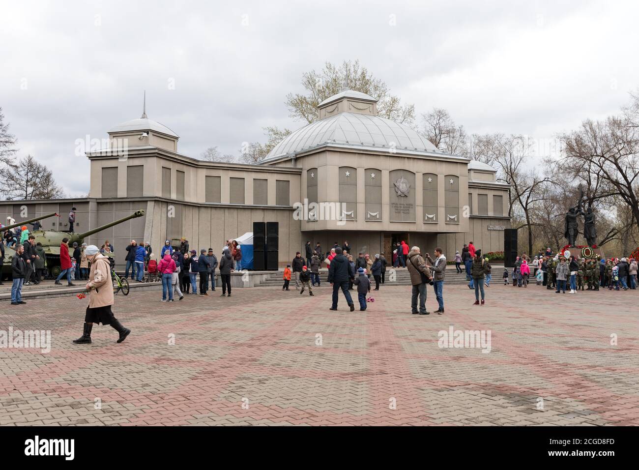 La gente è venuto sulla piazza di fronte alla costruzione del museo del memoriale della Vittoria durante la celebrazione del giorno della vittoria della seconda guerra mondiale. Krasnoyarsk. Krasnoyarsk Re Foto Stock
