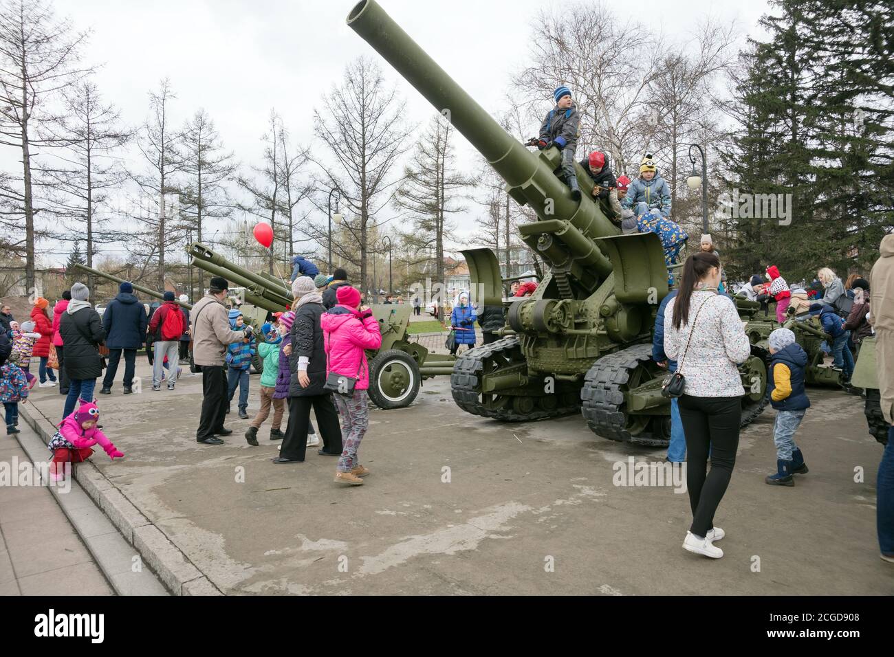 I bambini giocano sulle grandi pistole , che si trovano vicino al museo del memoriale della Vittoria durante la celebrazione della Giornata della Vittoria della seconda Guerra Mondiale. Krasnoyarsk. Foto Stock