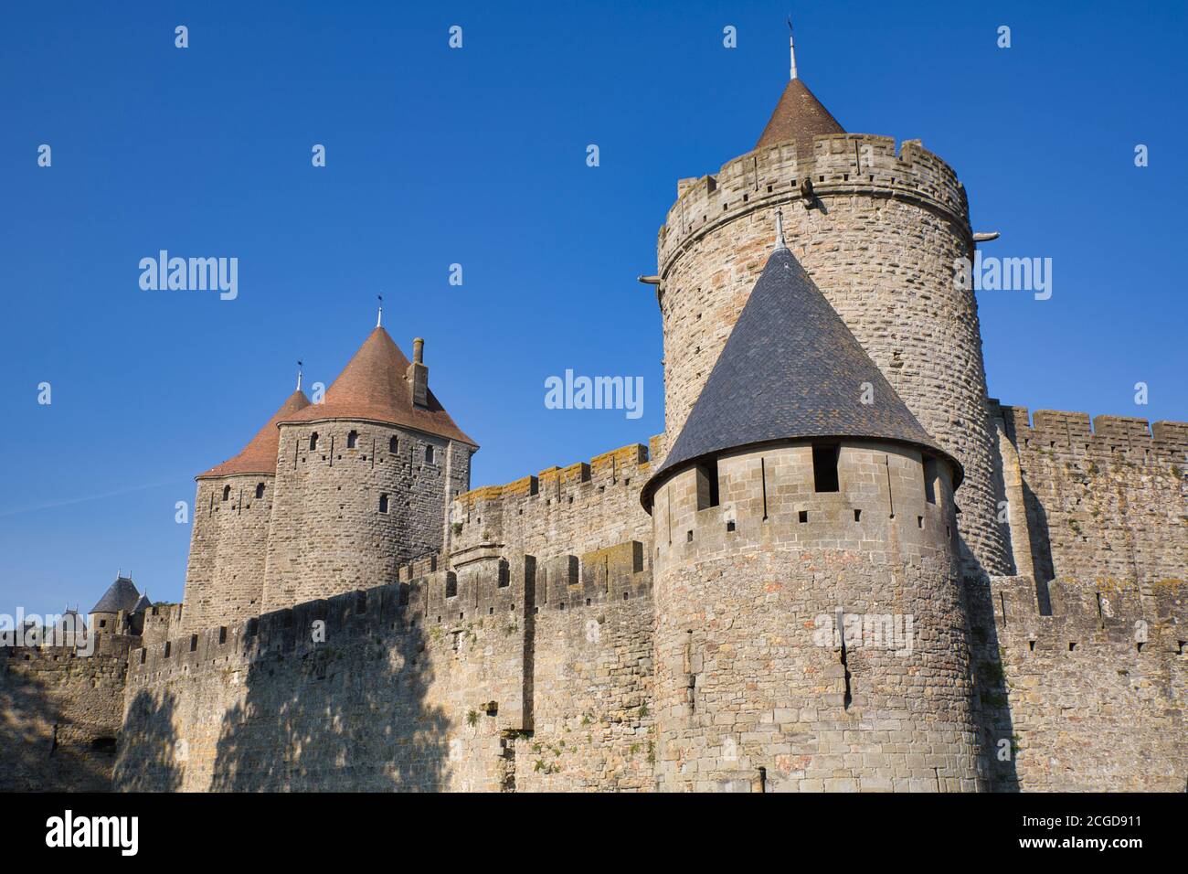 Le mura del castello e torrette rotonde a la Cite, Carcassonne, Languedoc-Roussillon, Francia Foto Stock