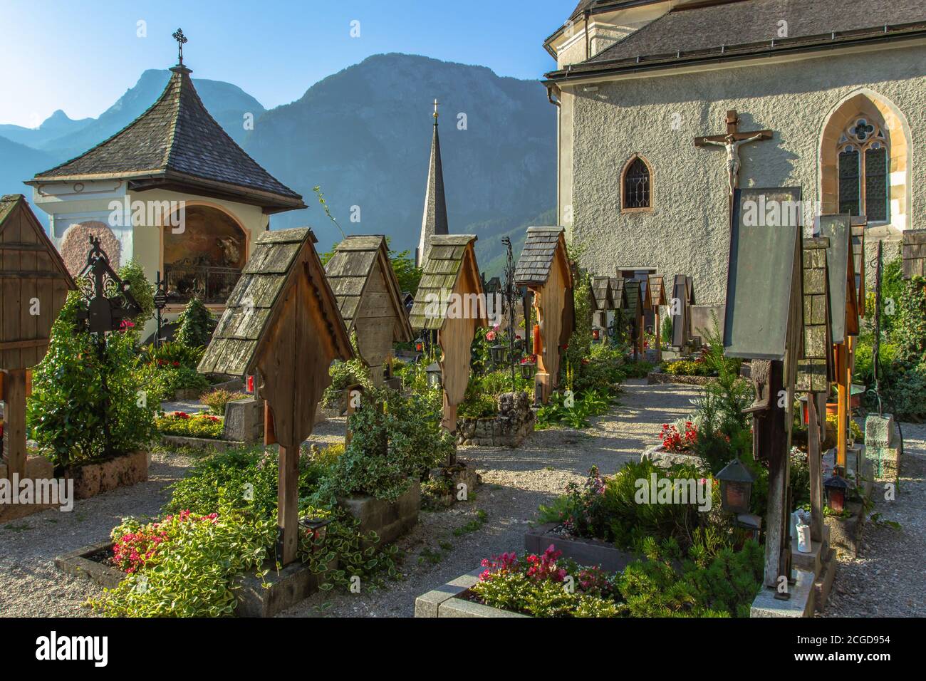Un piccolo cimitero a Hallstatt, una storica città dell'UNESCO situata nelle Alpi austriache sulla riva del lago Hallstatter See. Vista di vecchie tombe in legno, Foto Stock