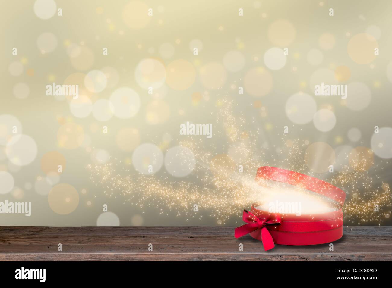 Scatola regalo aperta rossa con raggi di luce magici e stelle. Sfondi di Natale. Foto Stock