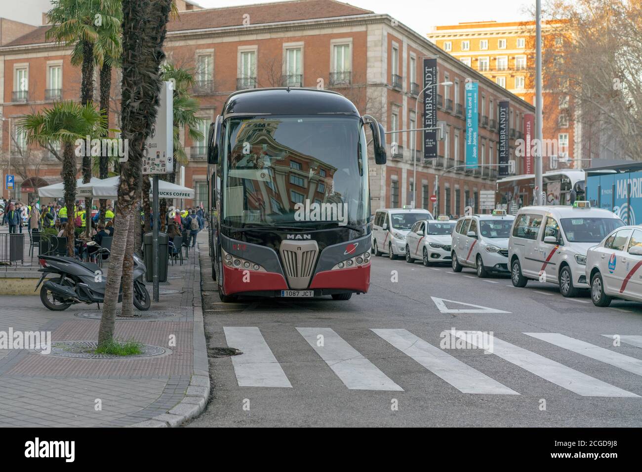 MADRID, SPAGNA - 19 FEBBRAIO 2020: Autobus passeggeri e taxi bianchi al terminal centrale della città di Madrid. Foto Stock