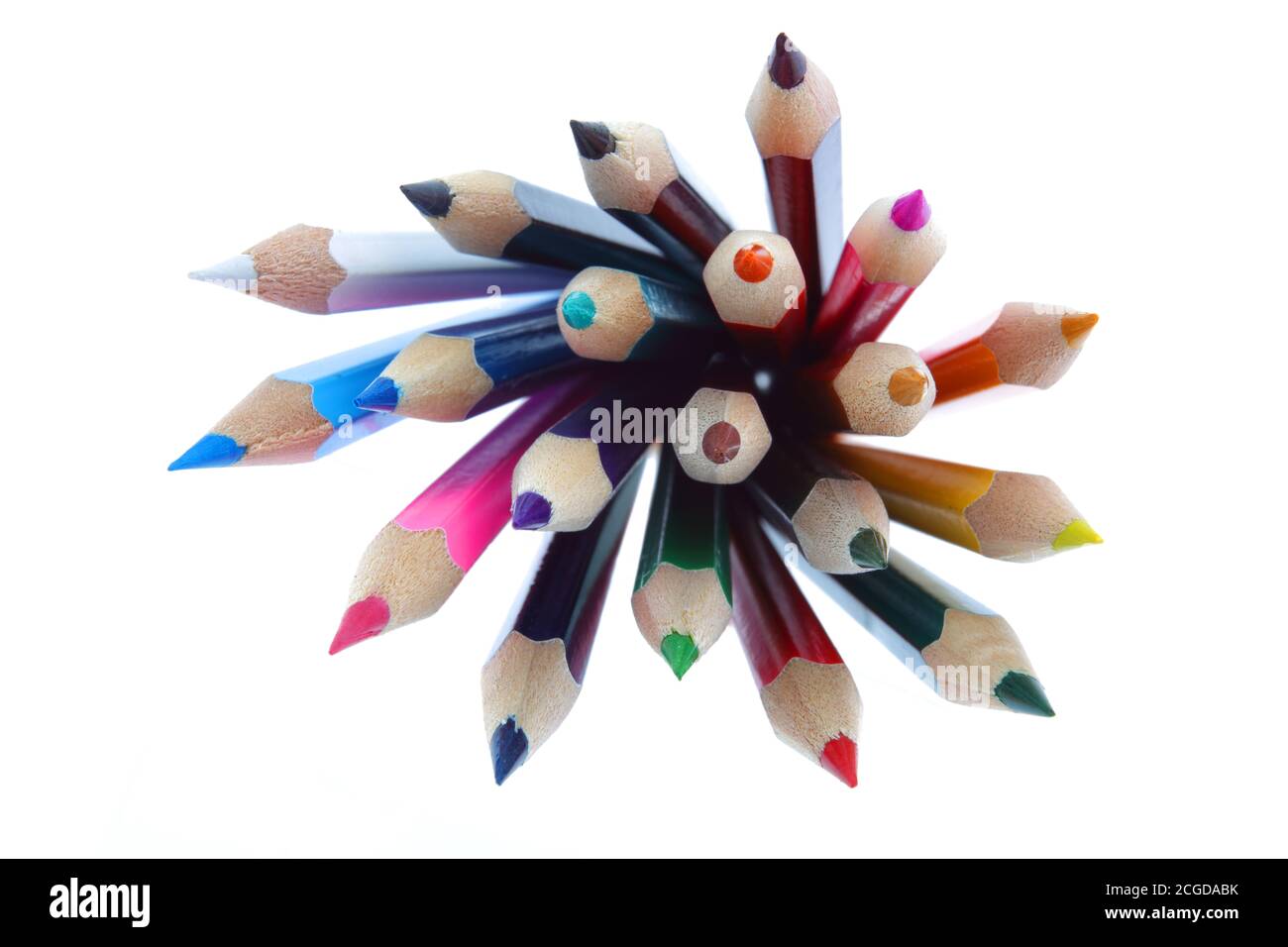 Gruppo di matite colorate su bianco con messa a fuoco selettiva Foto Stock
