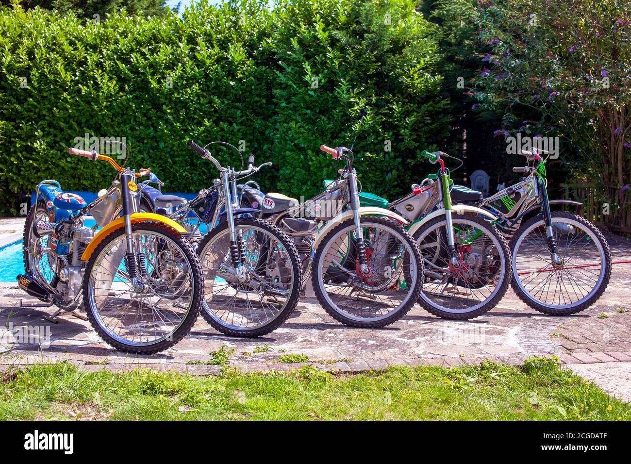 Una fila di Speedway Bikes la piscina Foto Stock