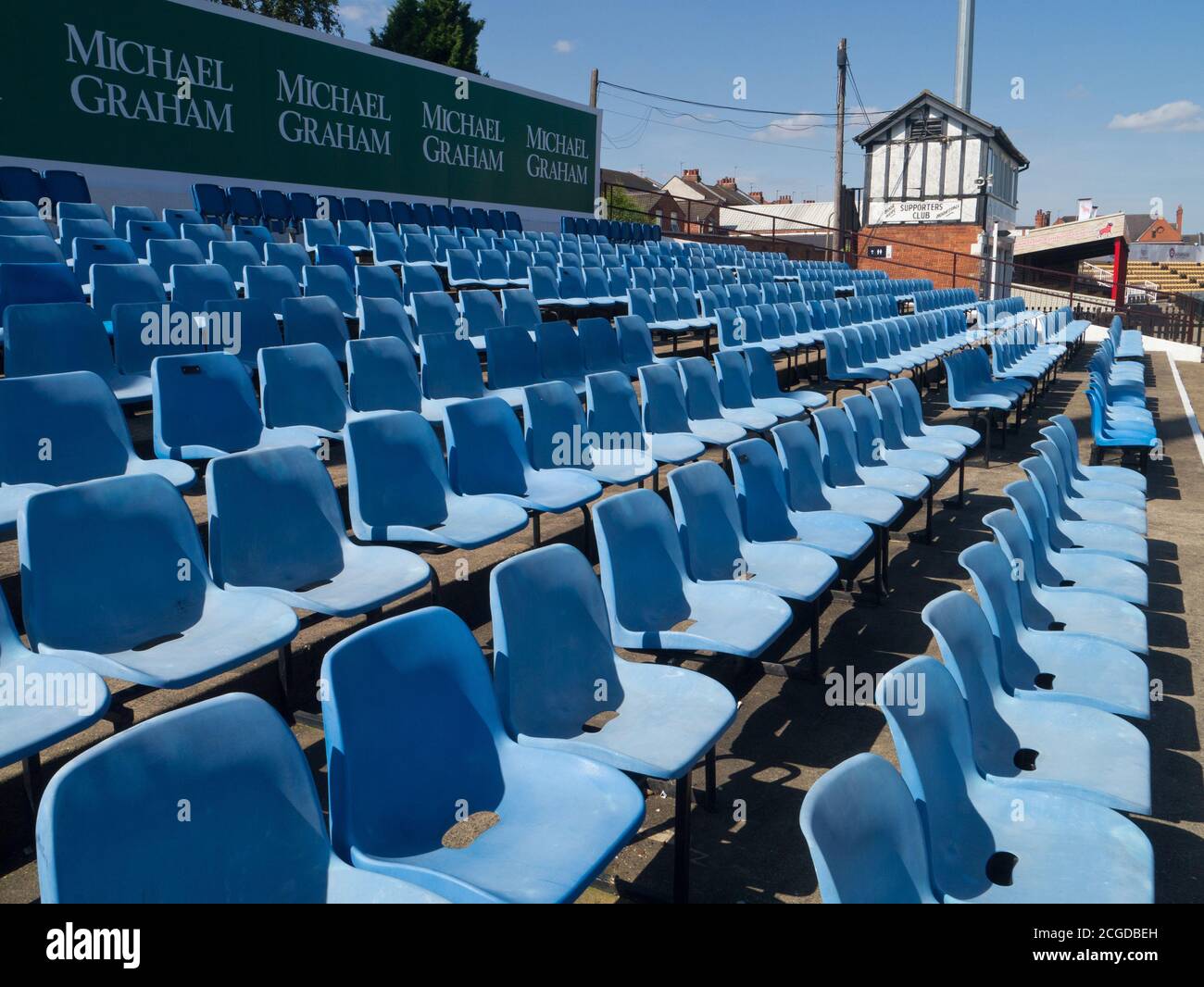 File di posti vuoti blu presso il County Ground, sede del Northamptonshire County Cricket Club, Northampton, Regno Unito Foto Stock