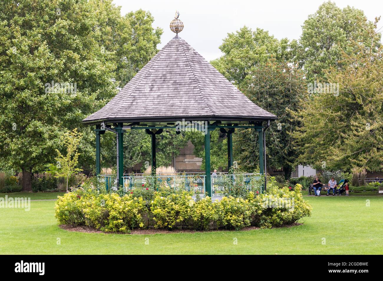 Una Bandstand ottagonale nei Parade Gardens nel centro di Bath, Somerset, Inghilterra, Regno Unito Foto Stock
