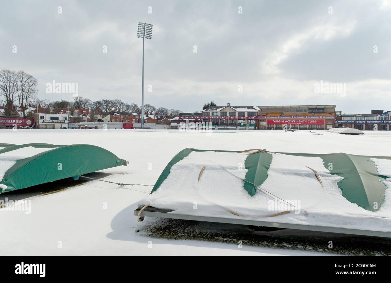 Neve inaspettata poco prima dell'inizio della stagione, County Ground, Northampton, Regno Unito; sede del Northamptonshire County Cricket Club. Foto Stock