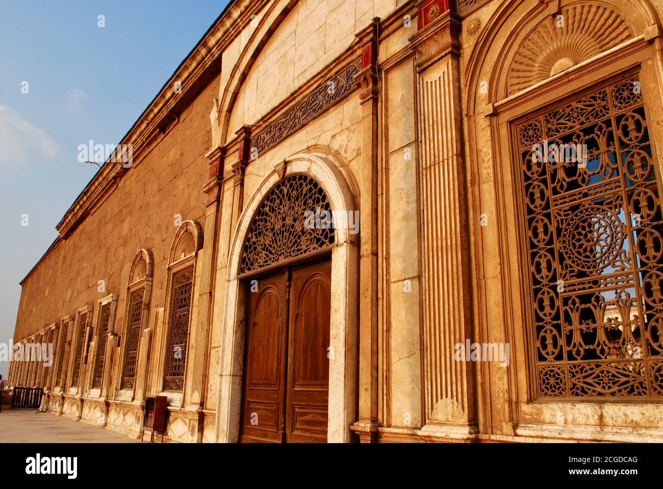 Il Cairo. La Grande Moschea di Muhammad Ali Pasha o la Moschea dell'Alabastro risale al 19 ° secolo. Segno sopra porta leggere: 'Pace sia su di voi. Tuo Signore ha Foto Stock