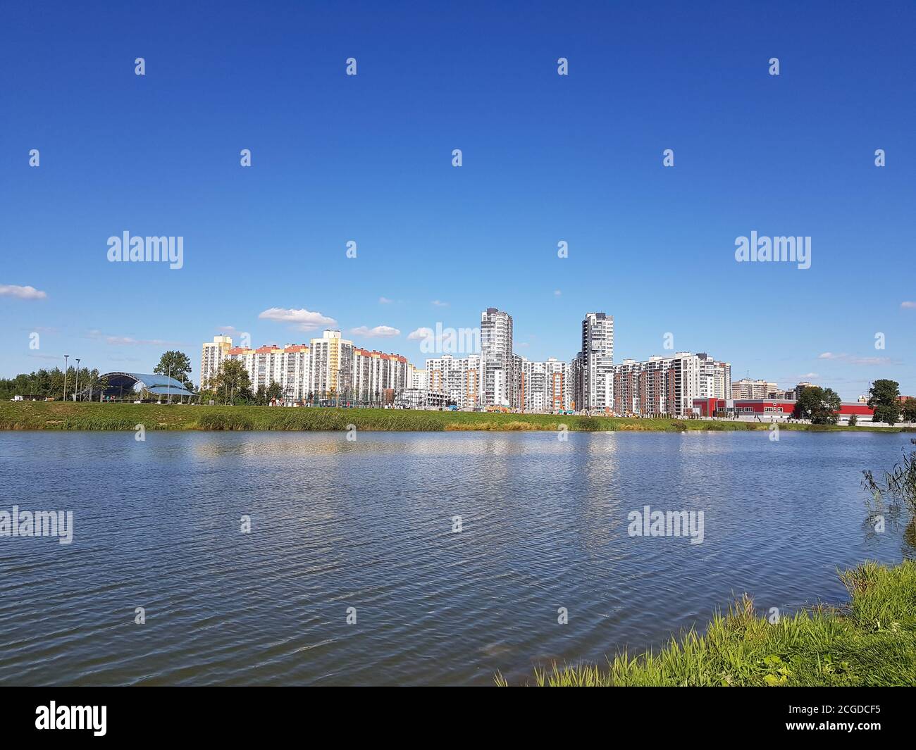 bellissima vista sul lago della città e sui grattacieli Foto Stock