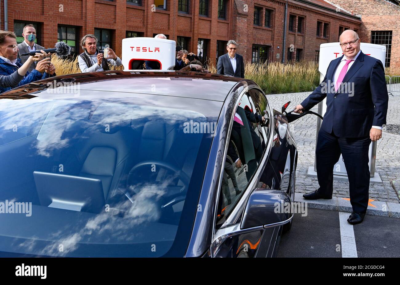 Berlino, Germania. 10 settembre 2020. Peter Altmeier (CDU, r), Ministro federale dell'economia e della tecnologia, è presente alla presentazione di una nuova stazione di ricarica Tesla di ultima generazione sul campus EUREF di Berlino. Come una delle prime sedi in Germania, verrà messa in funzione una nuova stazione di ricarica rapida Tesla per auto elettriche. Credit: Jens Kalaene/dpa-Zentralbild/dpa/Alamy Live News Foto Stock