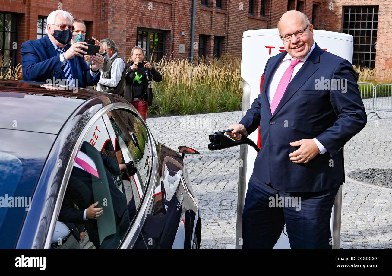 Berlino, Germania. 10 settembre 2020. Peter Altmeier (CDU), Ministro federale dell'economia e della tecnologia, è presente alla presentazione di una nuova stazione di ricarica Tesla di ultima generazione nel campus EUREF di Berlino. Come una delle prime sedi in Germania, verrà messa in funzione una nuova stazione di ricarica rapida Tesla per auto elettriche. Credit: Jens Kalaene/dpa-Zentralbild/dpa/Alamy Live News Foto Stock