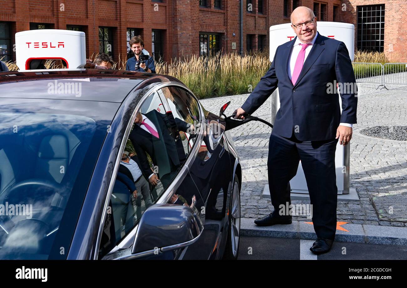 Berlino, Germania. 10 settembre 2020. Peter Altmeier (CDU, r), Ministro federale dell'economia e della tecnologia, è presente alla presentazione di una nuova stazione di ricarica Tesla di ultima generazione sul campus EUREF di Berlino. Come una delle prime sedi in Germania, verrà messa in funzione una nuova stazione di ricarica rapida Tesla per auto elettriche. Credit: Jens Kalaene/dpa-Zentralbild/dpa/Alamy Live News Foto Stock