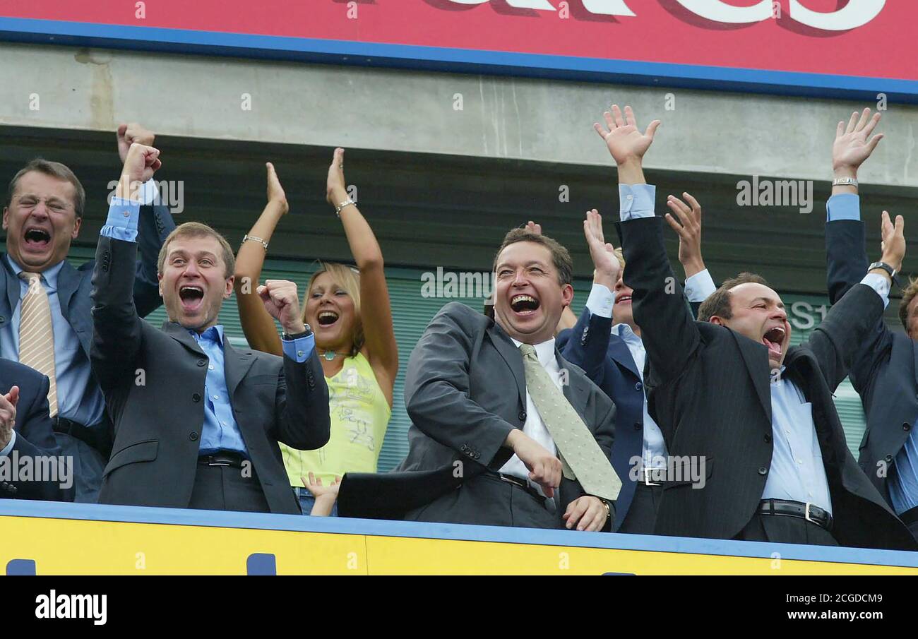 IL PROPRIETARIO DEL CHELSEA ROMAN ABRAMOVICH CELEBRA CON I SUOI AMICI COME CHELSEA SEGNA IL LORO PRIMO GOL SOTTO LA SUA PROPRIETÀ. IMMAGINE: MARK PAIN / ALAMY Foto Stock