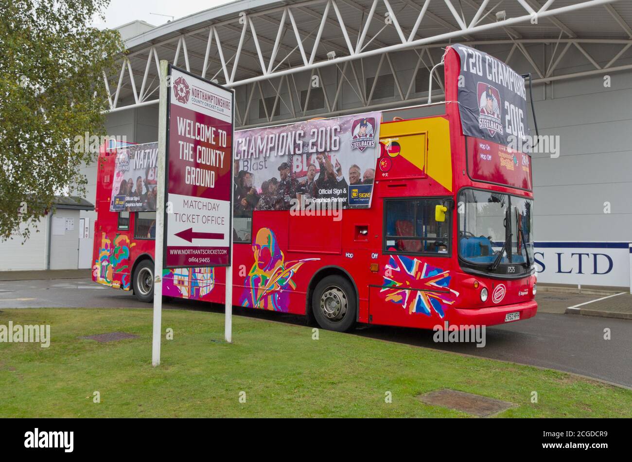 Autobus a due piani rosso decorato presso il County Ground, Northampton, Regno Unito; per celebrare la vittoria del club di cricket nel concorso T20 2016. Foto Stock