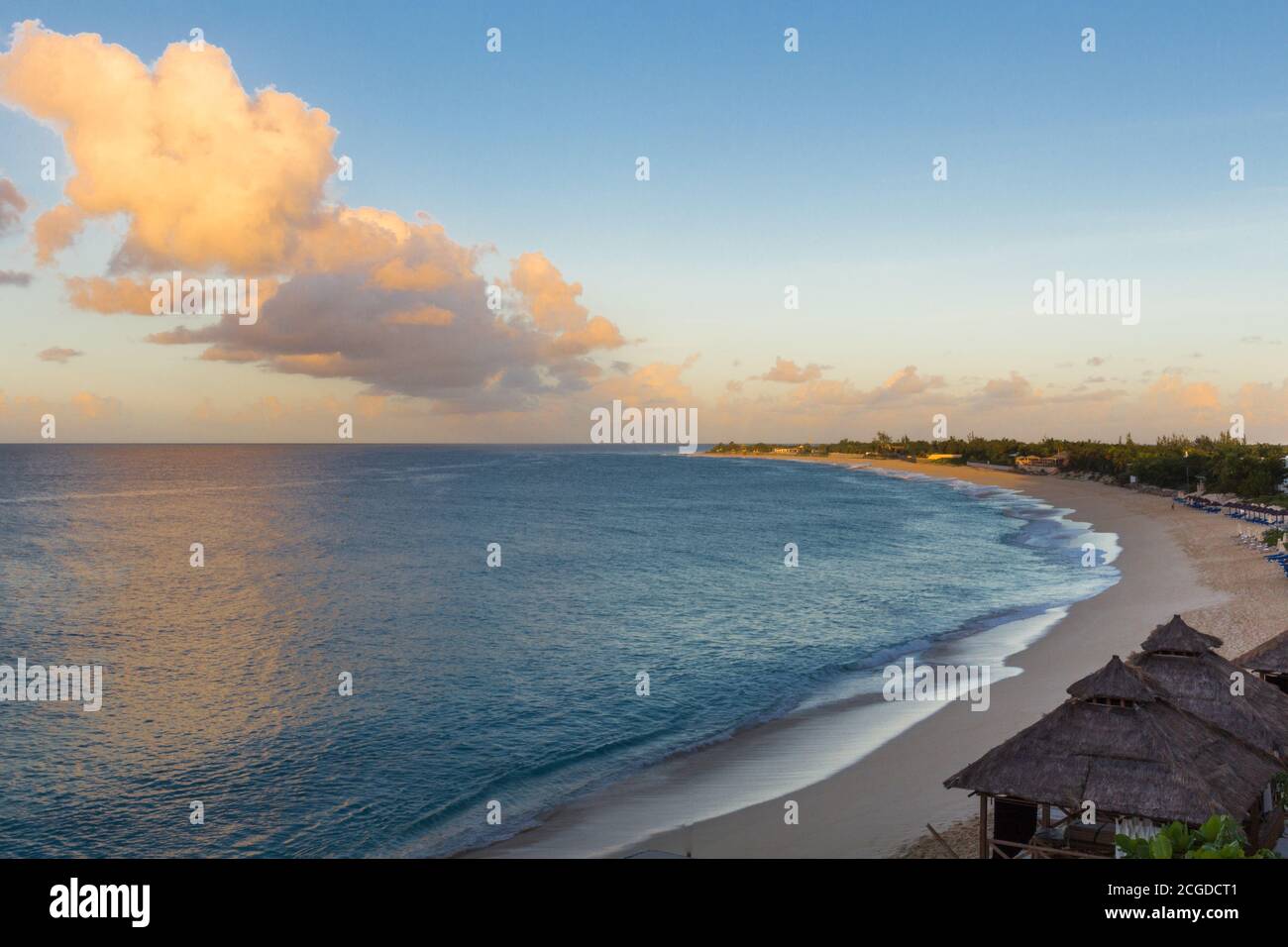 Gloriosa alba tropicale a Baie Longue Beach sull'isola di St. Martin Foto Stock