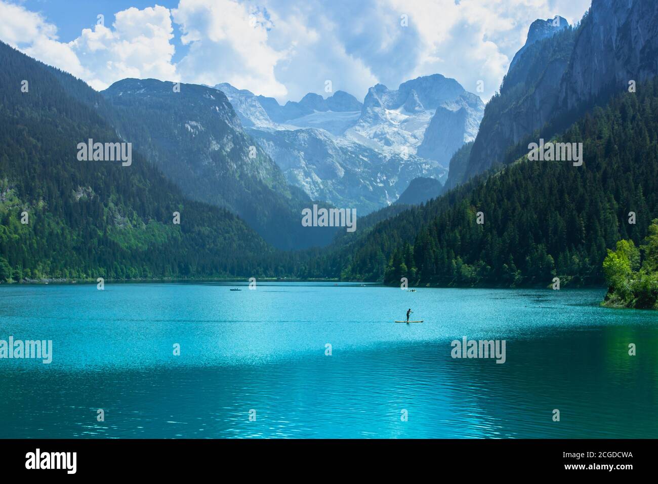 Vista delle maestose montagne e lago. Natura fuga. Acque turchesi di Gosau Vedere (lago), Austria, ghiacciaio Dachstein in background.Vacation Travel scene.A Foto Stock