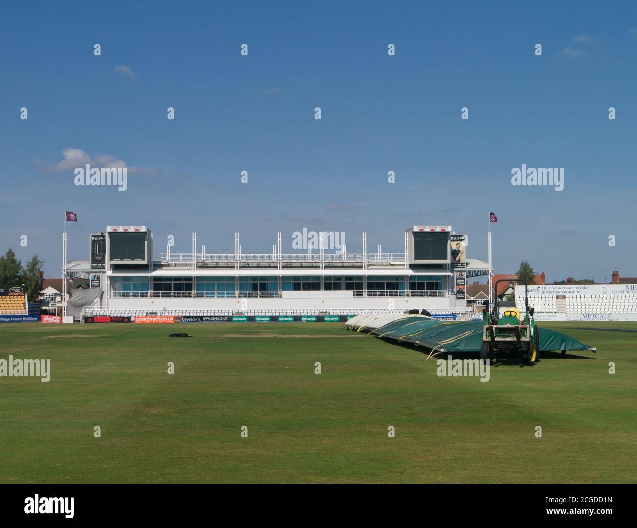Campo in preparazione presso il County Ground, Northampton, Regno Unito; sede del Northamptonshire County Cricket Club. Foto Stock