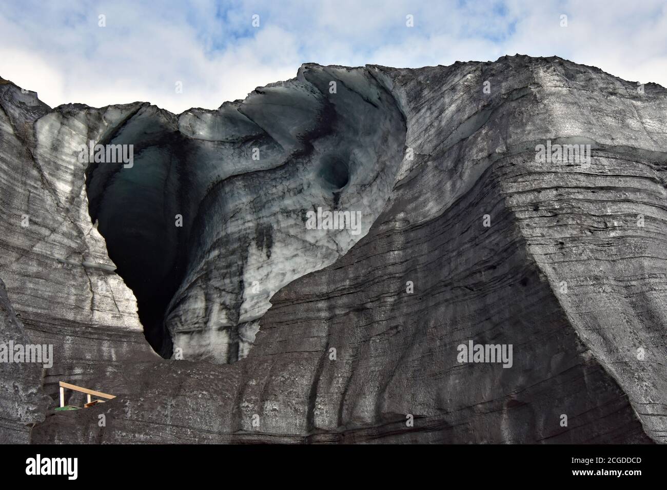 L'ingresso alla Grotta di ghiaccio di Katla nel Ghiacciaio Myrdalsjokull. Una grande grotta si è formata a causa dell'acqua corrente all'interno del ghiacciaio. Islanda del Sud. Foto Stock
