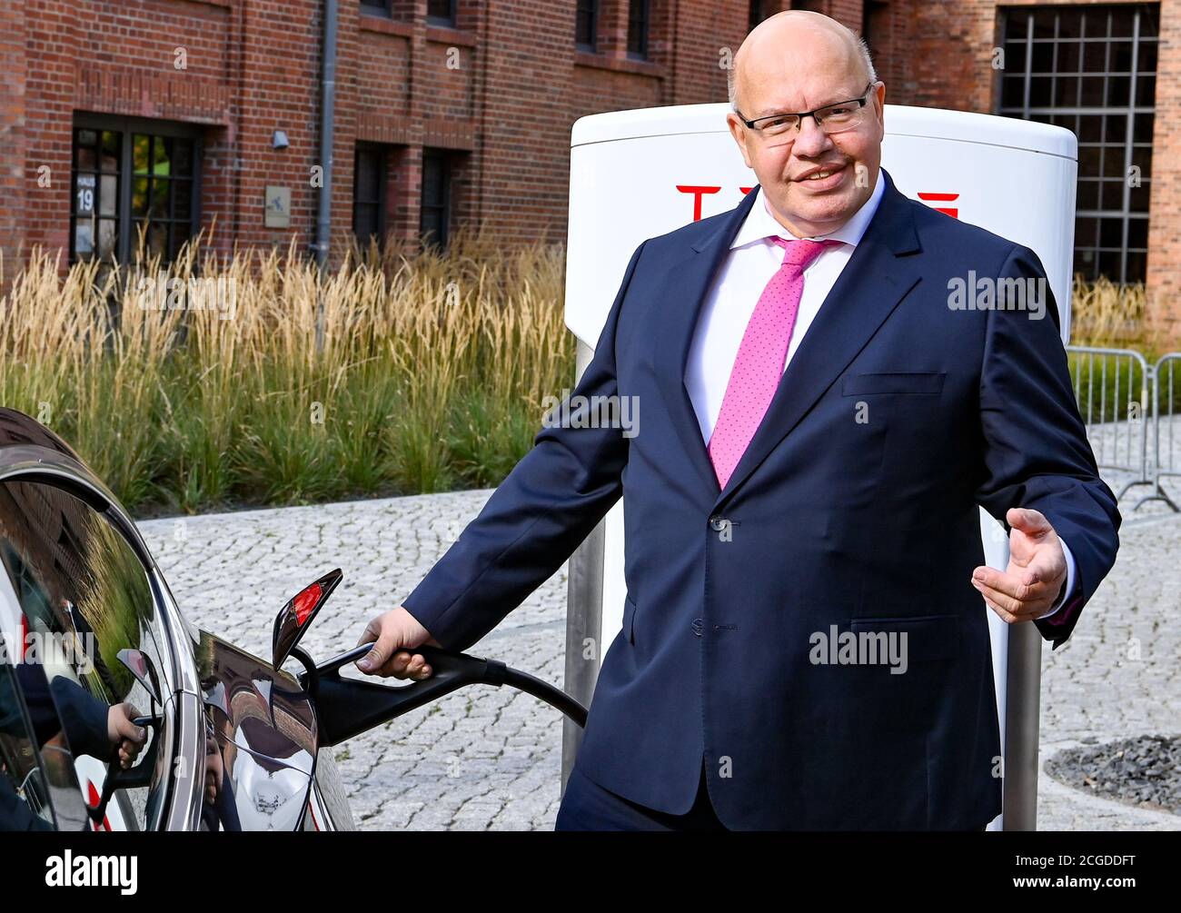 Berlino, Germania. 10 settembre 2020. Peter Altmeier (CDU), Ministro federale dell'economia e della tecnologia, è presente alla presentazione di una nuova stazione di ricarica Tesla di ultima generazione nel campus EUREF di Berlino. Come una delle prime sedi in Germania, verrà messa in funzione una nuova stazione di ricarica rapida Tesla per auto elettriche. Credit: Jens Kalaene/dpa-Zentralbild/dpa/Alamy Live News Foto Stock