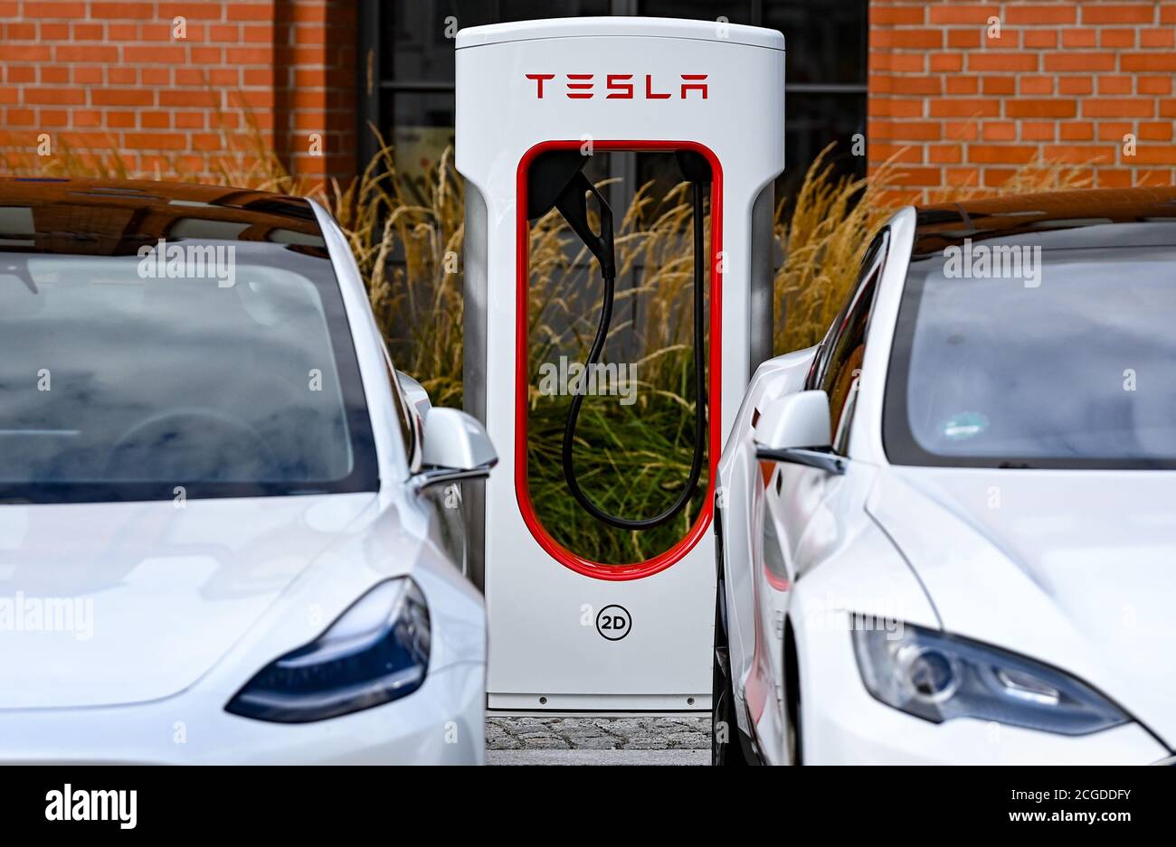 Berlino, Germania. 10 settembre 2020. Le auto Tesla sono situate accanto a una nuova stazione di ricarica Tesla di ultima generazione nel campus EUREF di Berlino. Come una delle prime sedi in Germania, verrà messa in funzione una nuova stazione di ricarica rapida Tesla per auto elettriche. Credit: Jens Kalaene/dpa-Zentralbild/dpa/Alamy Live News Foto Stock