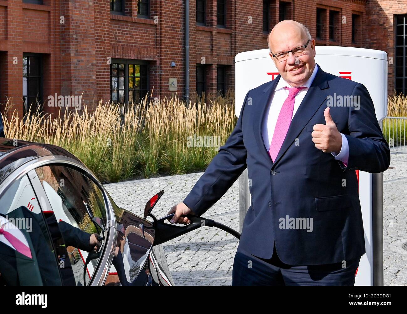 Berlino, Germania. 10 settembre 2020. Peter Altmeier (CDU), Ministro federale dell'economia e della tecnologia, è presente alla presentazione di una nuova stazione di ricarica Tesla di ultima generazione nel campus EUREF di Berlino. Come una delle prime sedi in Germania, verrà messa in funzione una nuova stazione di ricarica rapida Tesla per auto elettriche. Credit: Jens Kalaene/dpa-Zentralbild/dpa/Alamy Live News Foto Stock