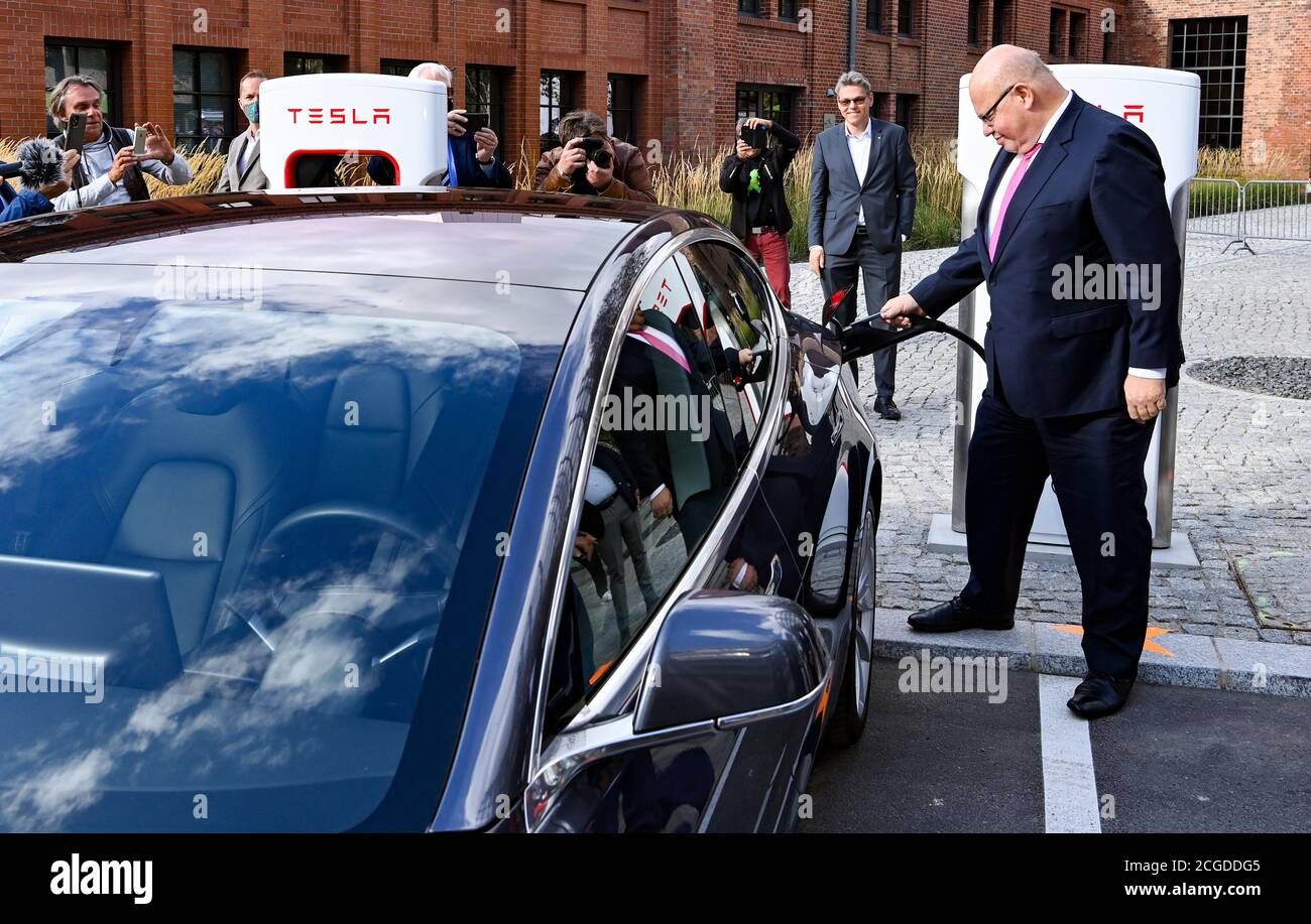 Berlino, Germania. 10 settembre 2020. Peter Altmeier (CDU, r), Ministro federale dell'economia e della tecnologia, è presente alla presentazione di una nuova stazione di ricarica Tesla di ultima generazione sul campus EUREF di Berlino. Come una delle prime sedi in Germania, verrà messa in funzione una nuova stazione di ricarica rapida Tesla per auto elettriche. Credit: Jens Kalaene/dpa-Zentralbild/dpa/Alamy Live News Foto Stock