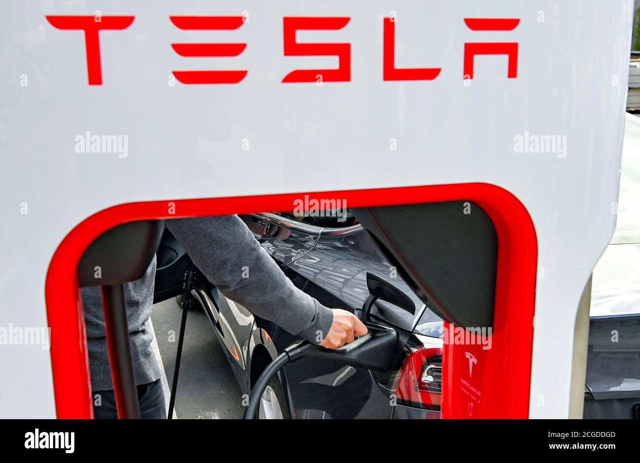 Berlino, Germania. 10 settembre 2020. Un uomo carica la sua auto presso una stazione di ricarica Tesla di ultima generazione situata nei terreni dell'EUREF Campus Berlin. Come una delle prime sedi in Germania, verrà messa in funzione una nuova stazione di ricarica rapida Tesla per auto elettriche. Credit: Jens Kalaene/dpa-Zentralbild/dpa/Alamy Live News Foto Stock