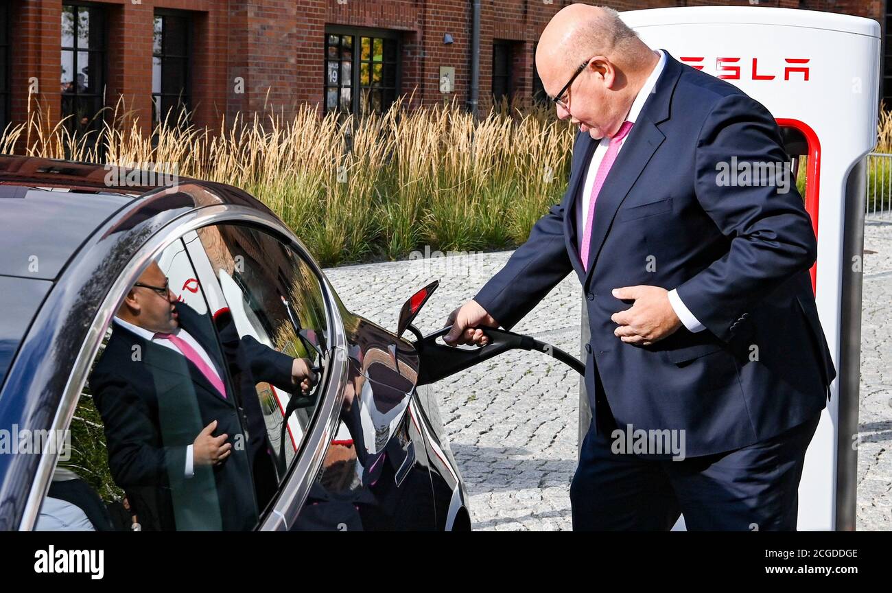 Berlino, Germania. 10 settembre 2020. Peter Altmeier (CDU), Ministro federale dell'economia e della tecnologia, è presente alla presentazione di una nuova stazione di ricarica Tesla di ultima generazione nel campus EUREF di Berlino. Come una delle prime sedi in Germania, verrà messa in funzione una nuova stazione di ricarica rapida Tesla per auto elettriche. Credit: Jens Kalaene/dpa-Zentralbild/dpa/Alamy Live News Foto Stock