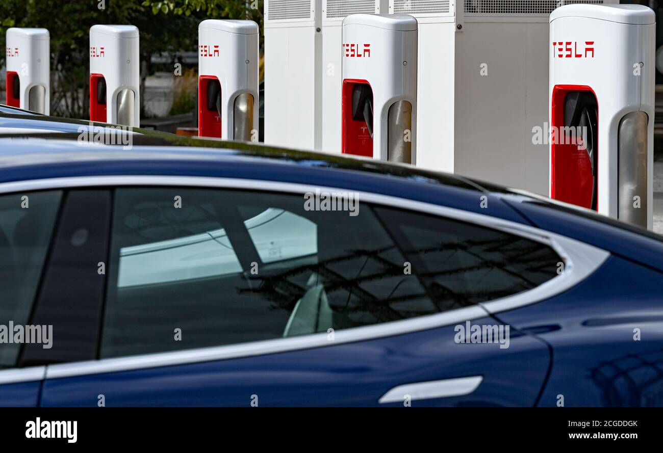 Berlino, Germania. 10 settembre 2020. Le auto Tesla sono situate accanto a una nuova stazione di ricarica Tesla di ultima generazione nel campus EUREF di Berlino. Come una delle prime sedi in Germania, verrà messa in funzione una nuova stazione di ricarica rapida Tesla per auto elettriche. Credit: Jens Kalaene/dpa-Zentralbild/dpa/Alamy Live News Foto Stock