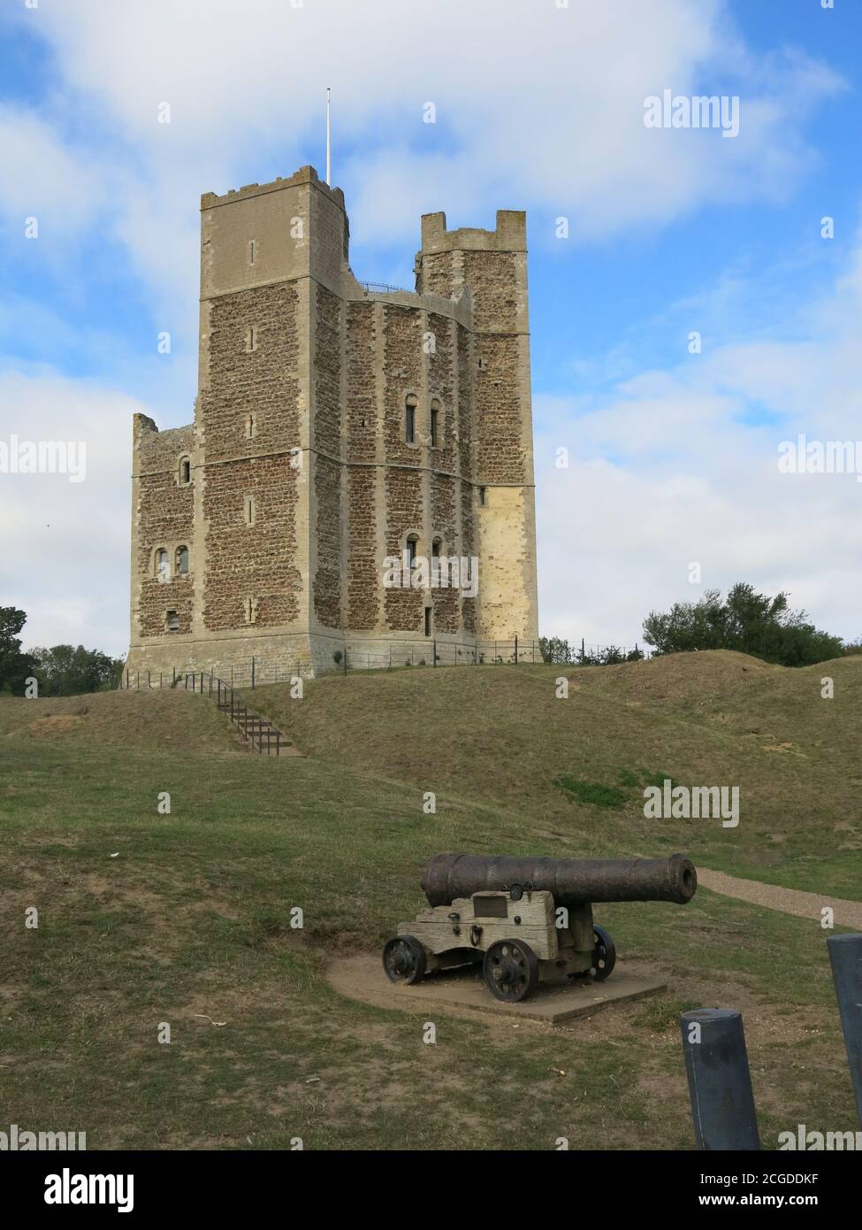 Costruito nel 12 ° secolo per Enrico II, il Castello di Orford con la sua torre poligonale è un punto di riferimento storico nel paesaggio di Suffolk, patrimonio inglese. Foto Stock