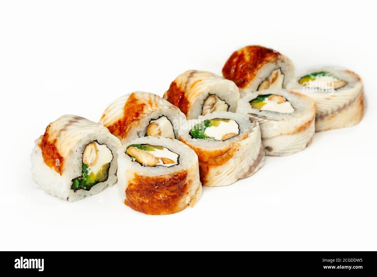 Rotolo di sushi con anguilla e insalata di chuka su un piatto bianco, sushi giapponese classico. Cucina tradizionale giapponese con maki. Deliziosi pezzi di sushi. per il menu del ristorante. copyspace. Foto Stock