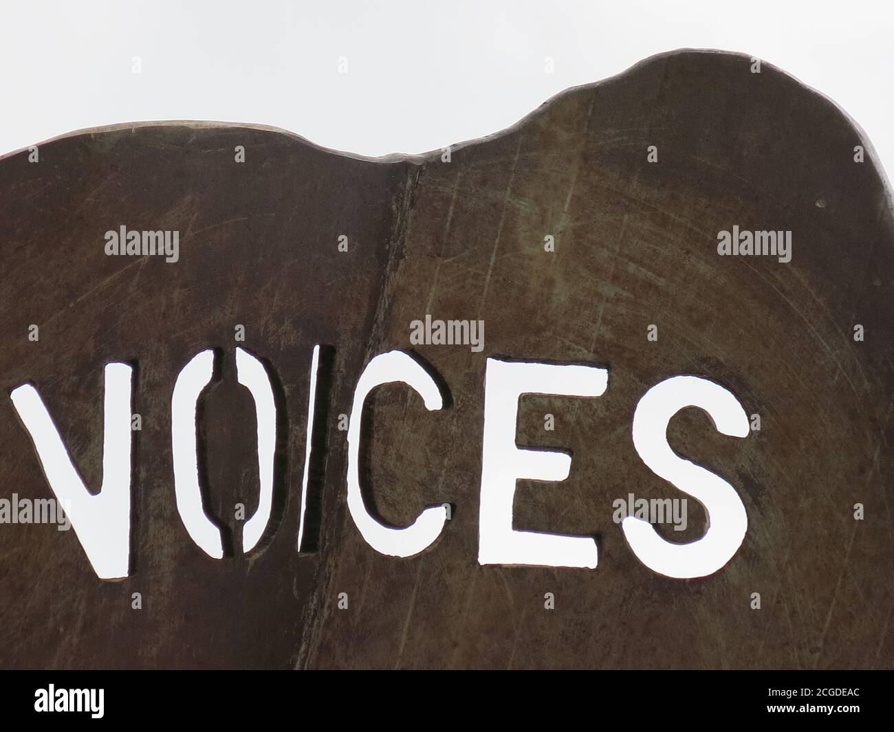 La parola 'Voices' è iscritta nella scultura in acciaio dello Scaloppo di Maggi Hambling, parte della citazione dell'opera di Benjamin Britten 'Peter Grimes'. Foto Stock