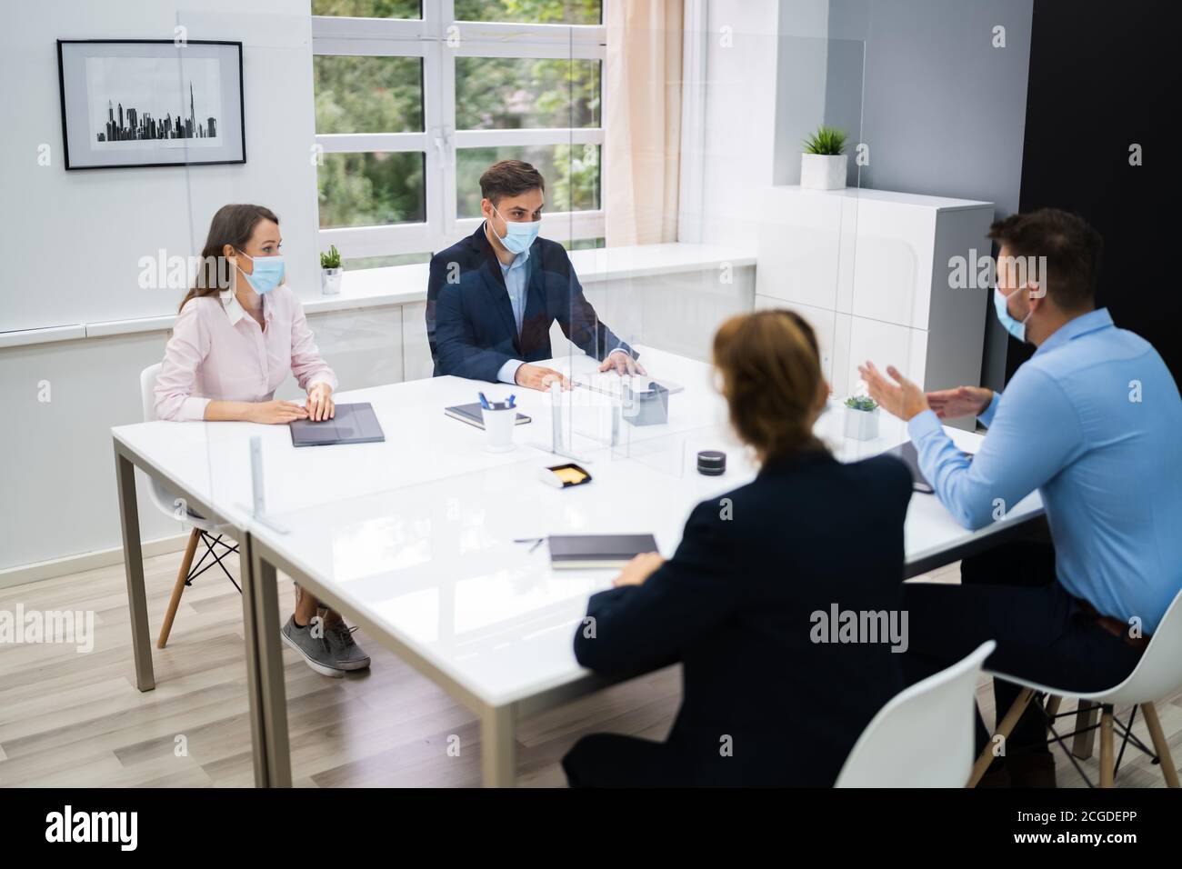 Face Mask Office Social Distancing Meeting o Intervista Foto Stock