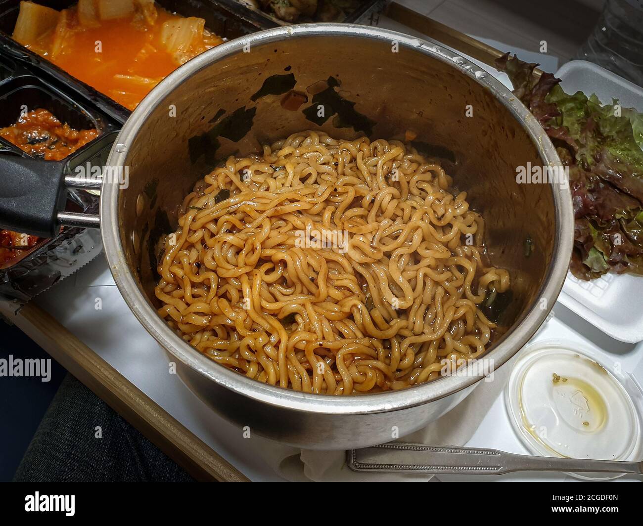 Jjapaguri, o Chapaguri, combinazione di due diversi noodle coreani istantanei. Tradotto in inglese come RAM-don nel parassita del film. Foto Stock