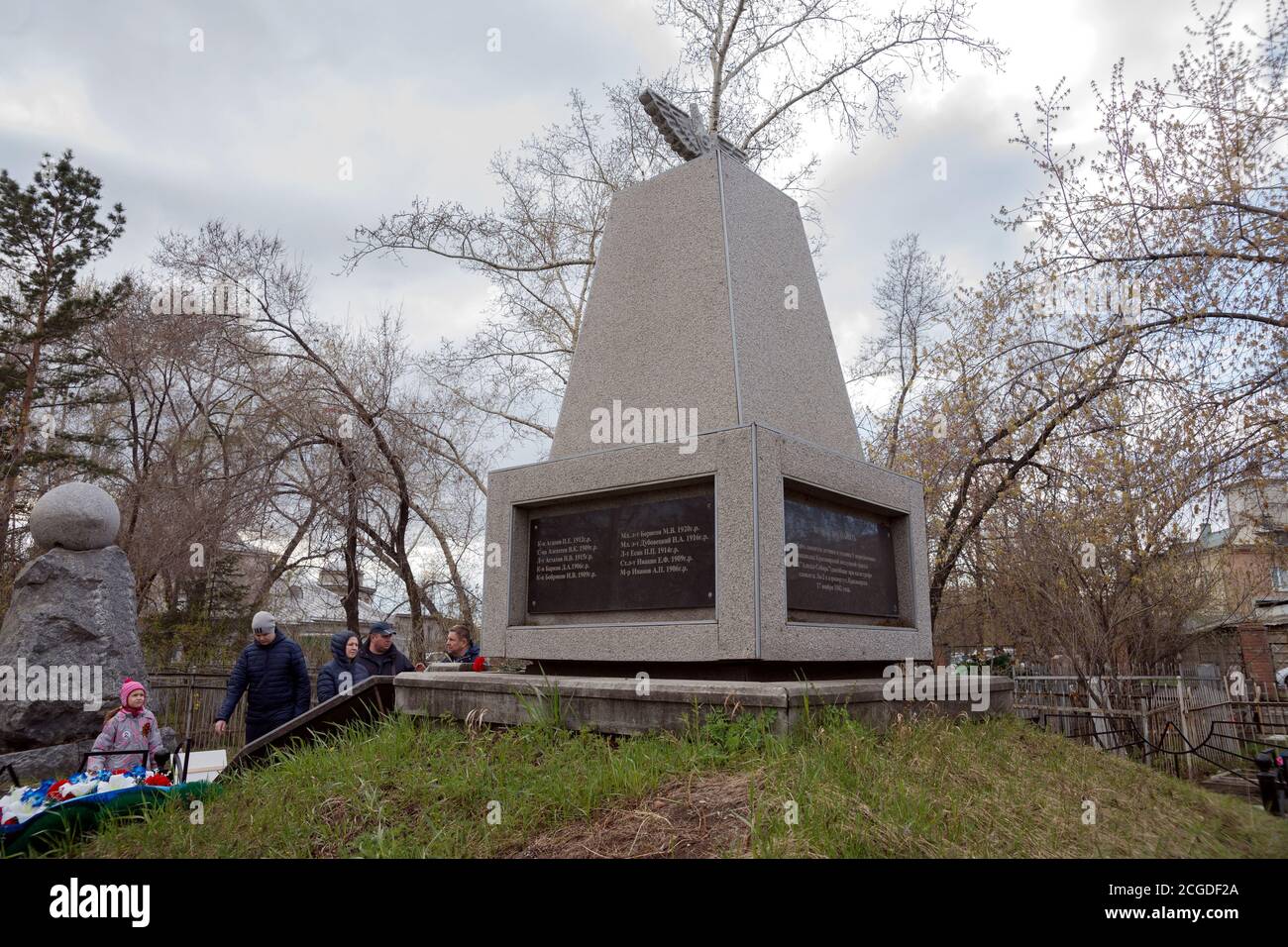 La gente è in piedi davanti al Cenotaph al Piloti che si sono schiantati su aerei durante la seconda guerra mondiale ai più vecchi Troitsk cimitero (1842) in città Foto Stock