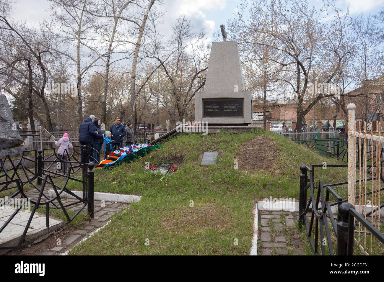 La gente ha portato i fiori al Cenotaph per commemorare i piloti Che si è schiantato su aeroplani durante la seconda guerra mondiale presso la più antica Troitsk cimitero (1842) Foto Stock