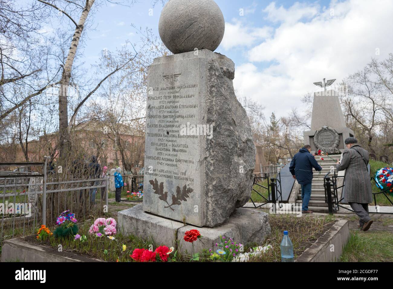 Monumento onorario ai piloti morti in linea di servizio nel 1963 nel più antico cimitero di Troitsk (1842) nella città di Krasnoyarsk. Krasnoyarsk te Foto Stock