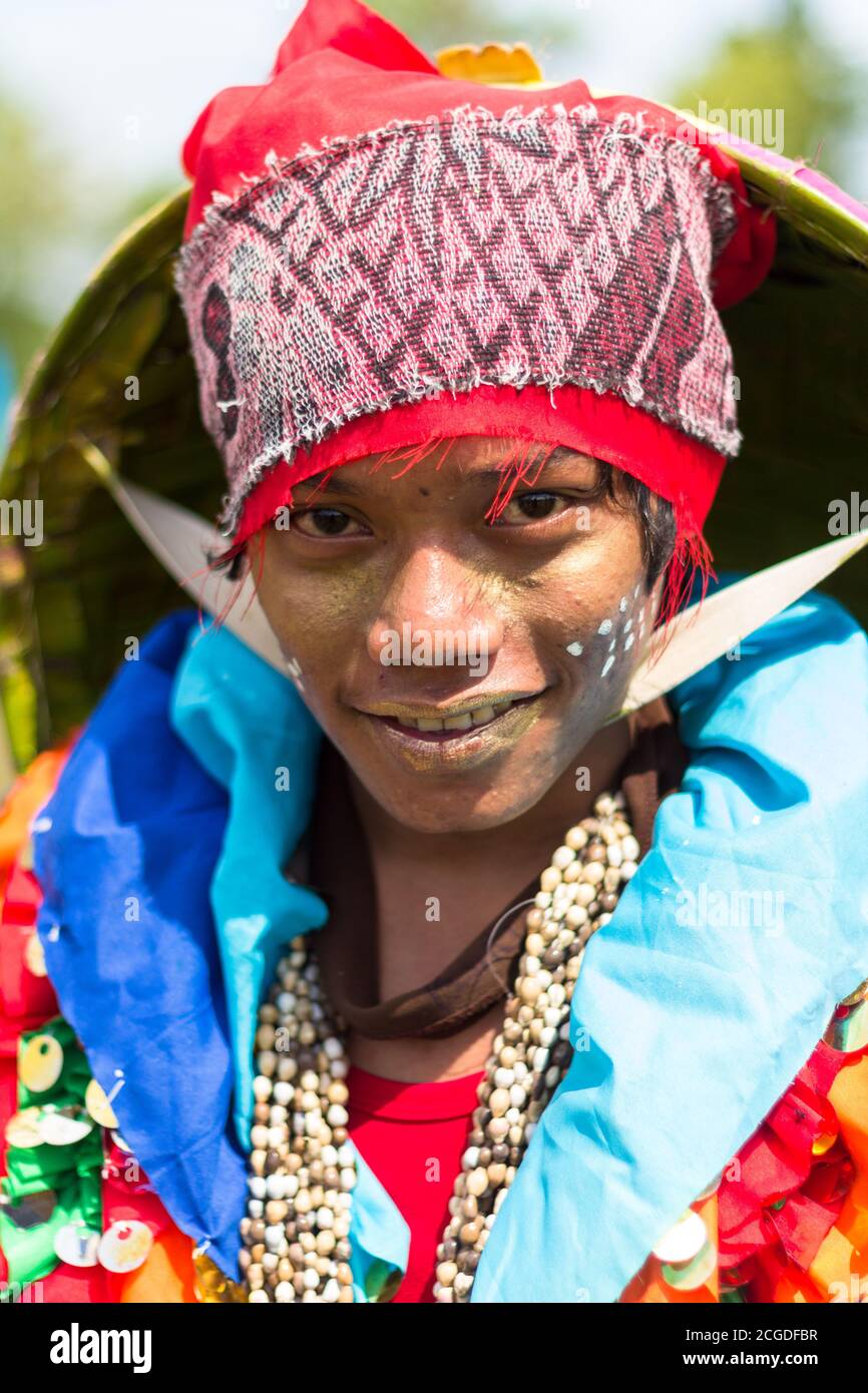 Costumi colorati durante un festival di strada nella città di Ipil. Foto Stock